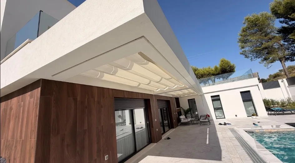 Pérgola y puertas acristaladas en una terraza, trabajo de SAM