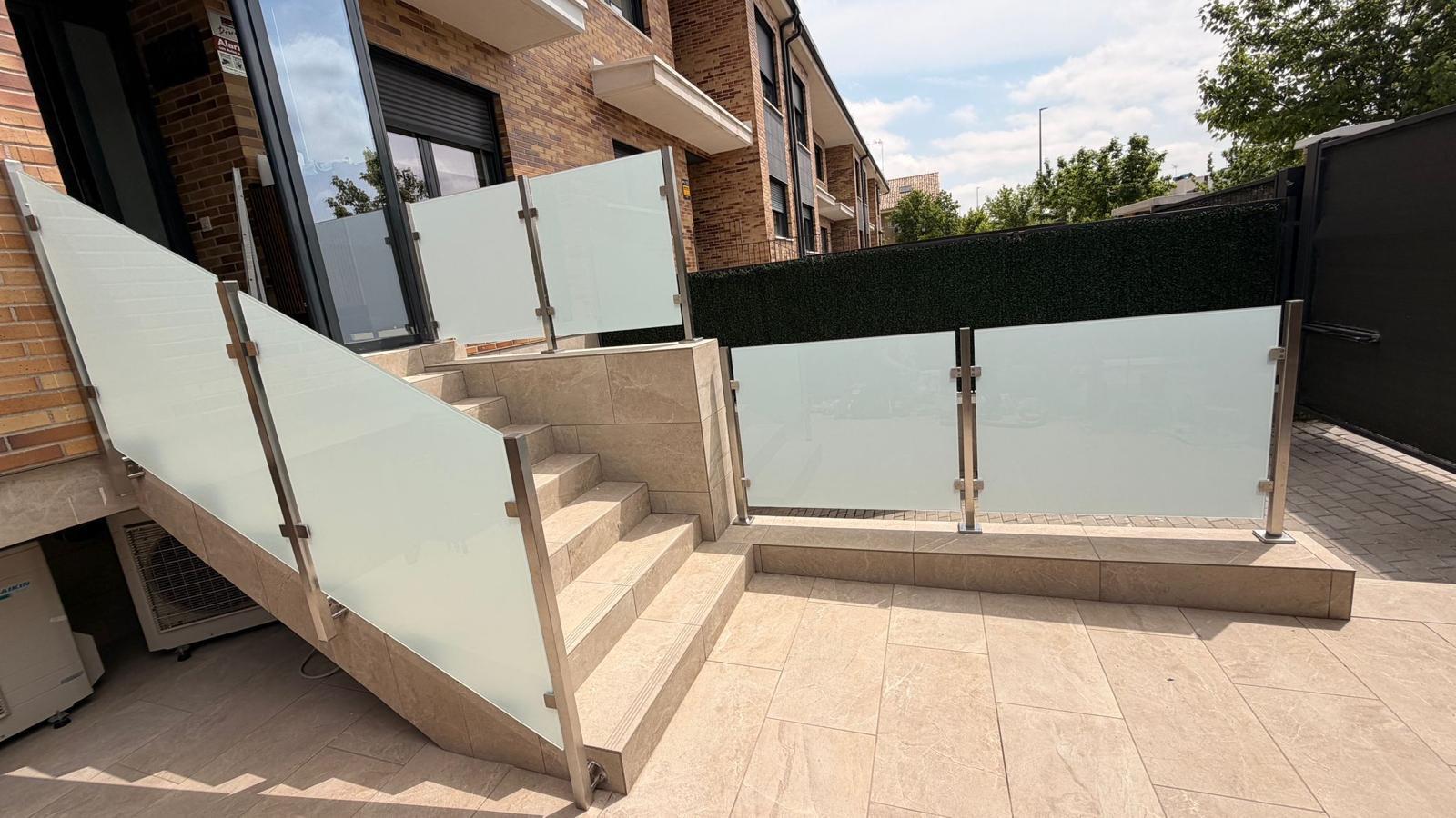 Barandillas de cristal en escalera y terraza exterior, trabajo de SAM