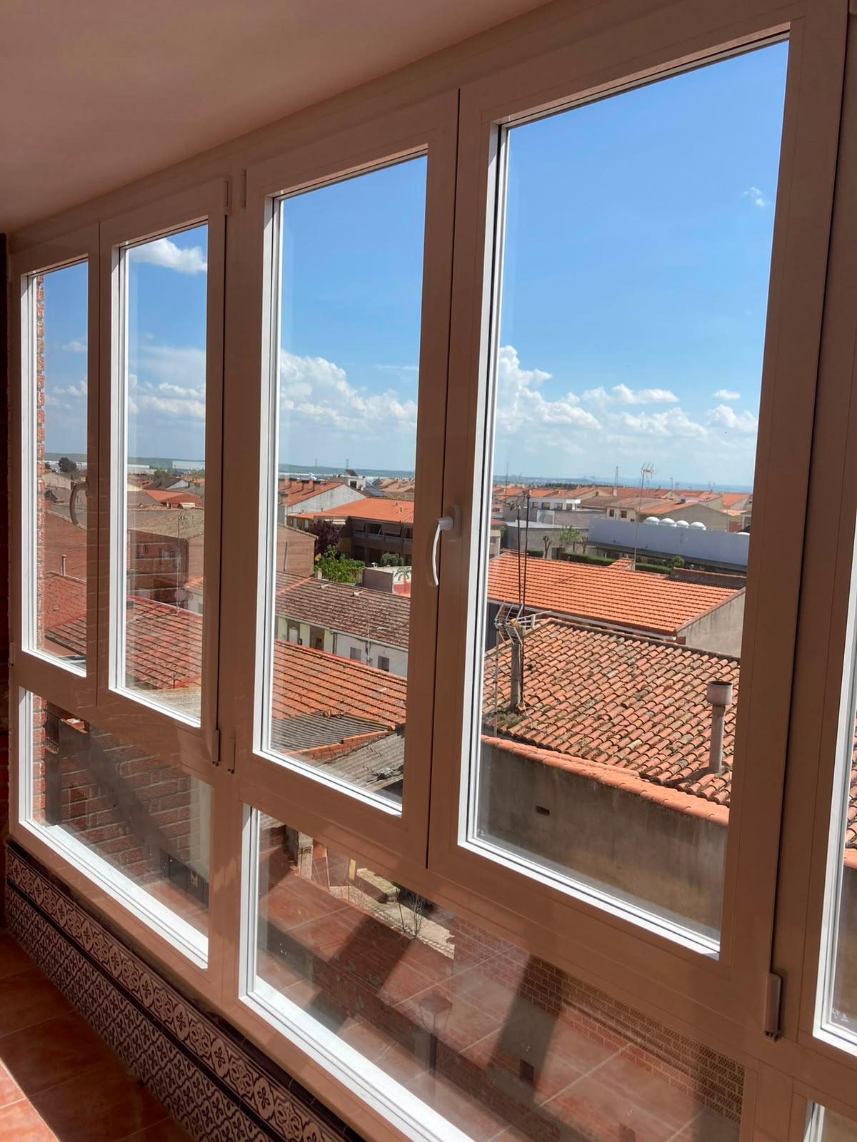 Ventanas de PVC blancas con vistas al exterior, trabajo de SAM