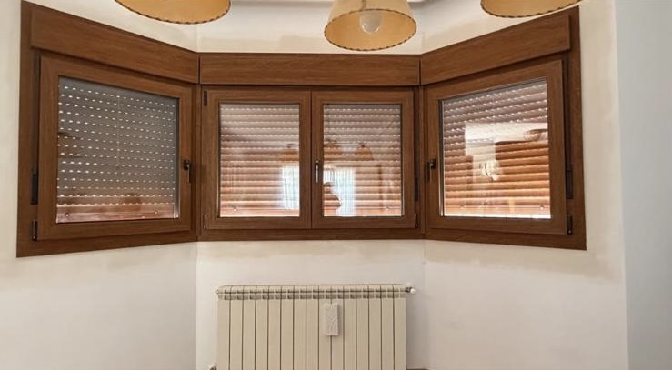 Ventanas de aluminio con persianas en salón, trabajo de SAM