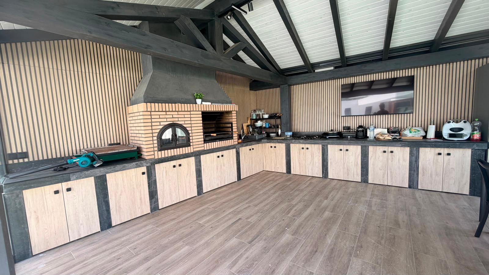 Porche reformado con cocina exterior y cerramiento, trabajo de SAM