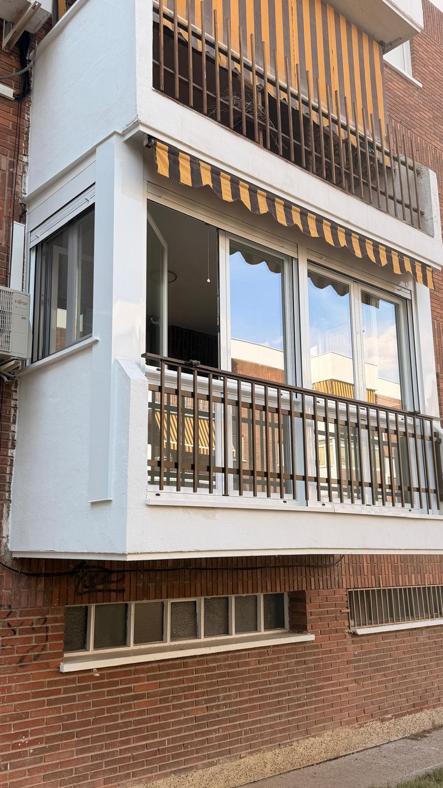 Cerramiento acristalado de balcón exterior, trabajo de SAM